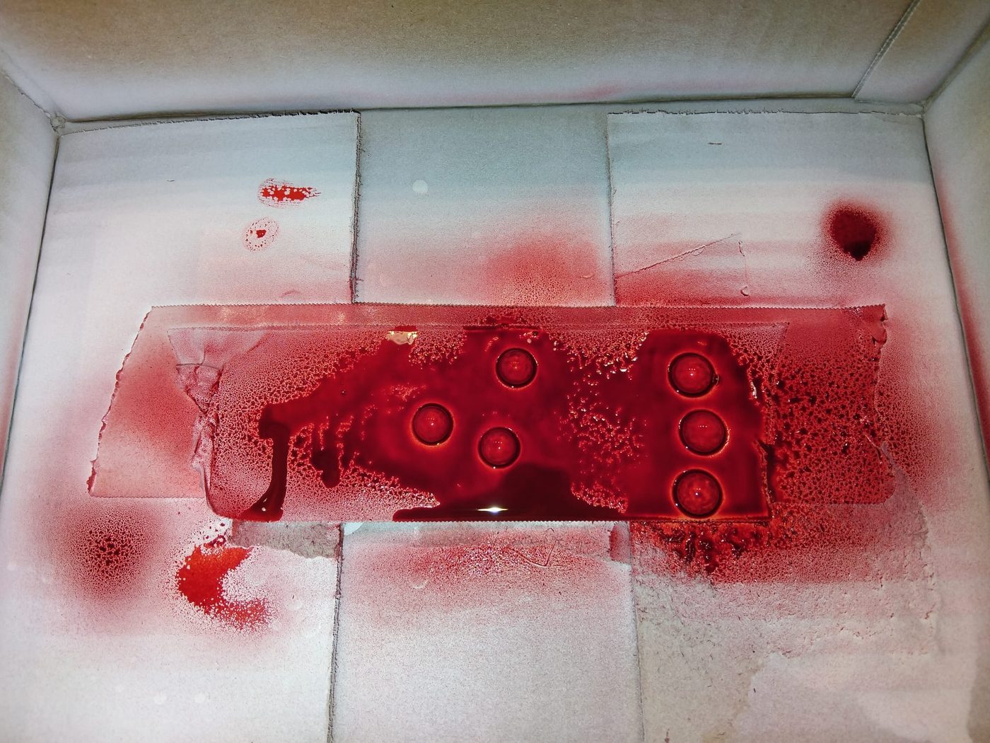 Metall-3D-Drucke werden mit der Airbrush in originalgetreuer Blutfarbe veredelt
