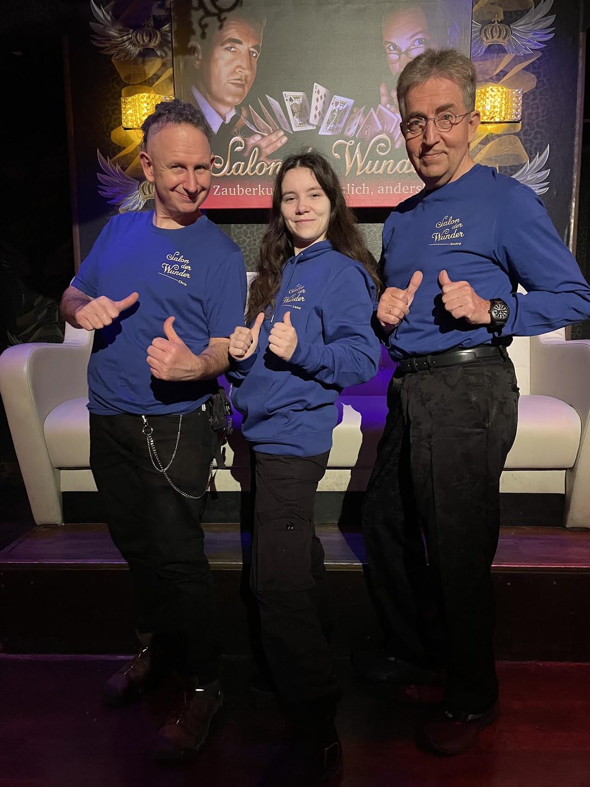 Das Team des Salon der Wunder in seiner blauen, personalisierten Teamwear
