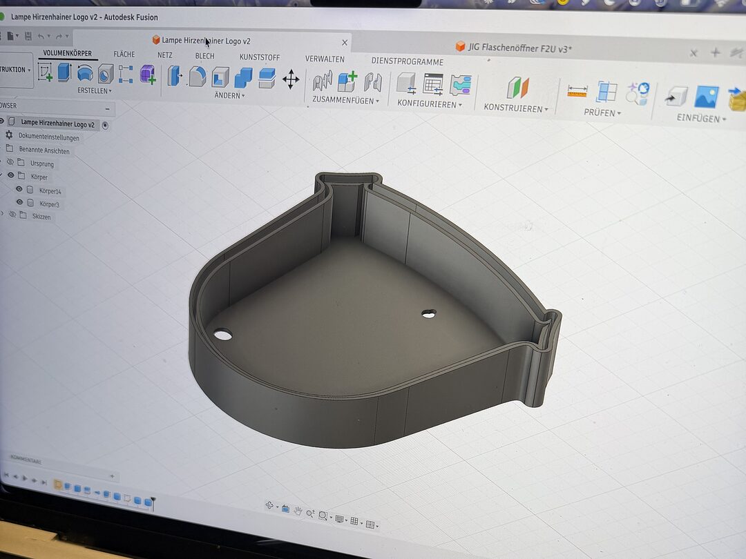CAD-Konstruktion am Bildschirm: das 3D-Modell eines geschwungenen Bauteils in Autodesk Fusion