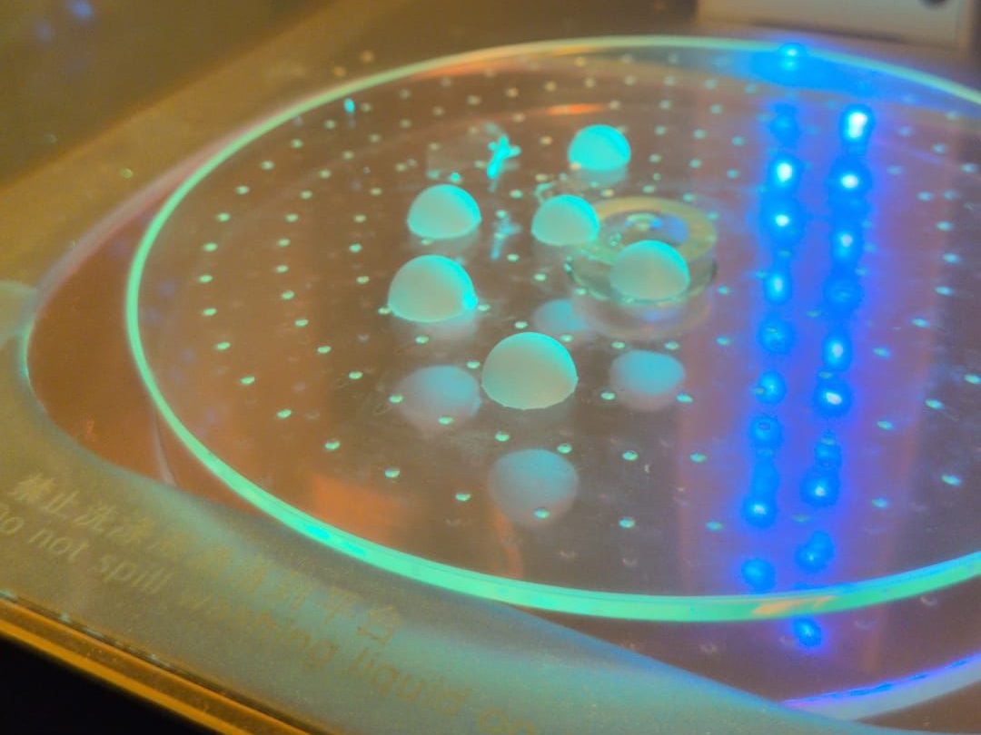 Frisch gedruckte Resin-Prototypen beim Aushärten unter UV-Licht